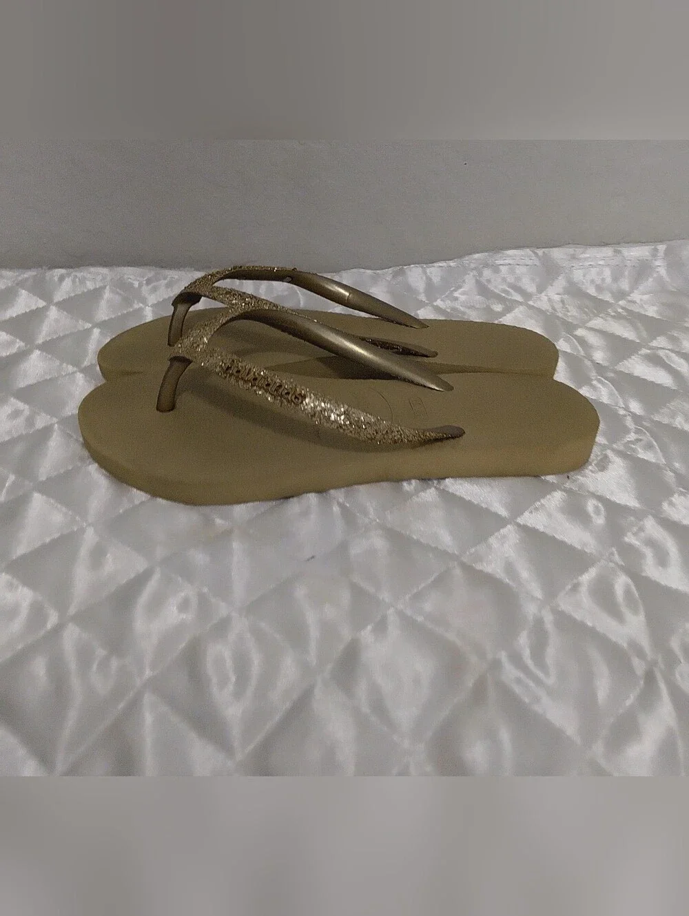 Havaianas Kids Glitter Flip Flops in Beige